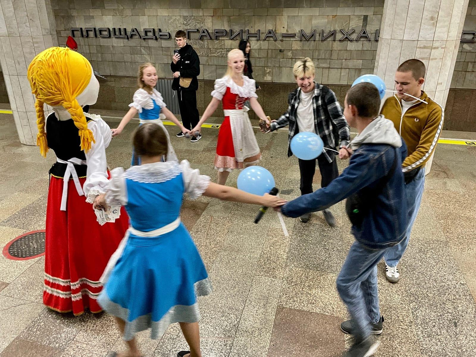 Фото Промоакция фестиваля «Немецкой слободы» прошла в метро Новосибирска 2